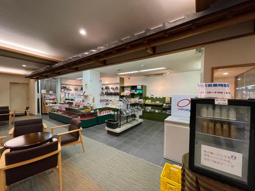 un magasin avec des chaises et des tables dans l'établissement Izuajiro-onsen Shoufuen, à Atami