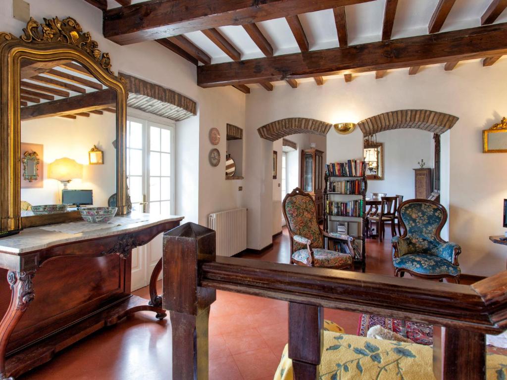 - un salon avec une table et un miroir dans l'établissement Villa Arcitenens by Interhome, à Cortone