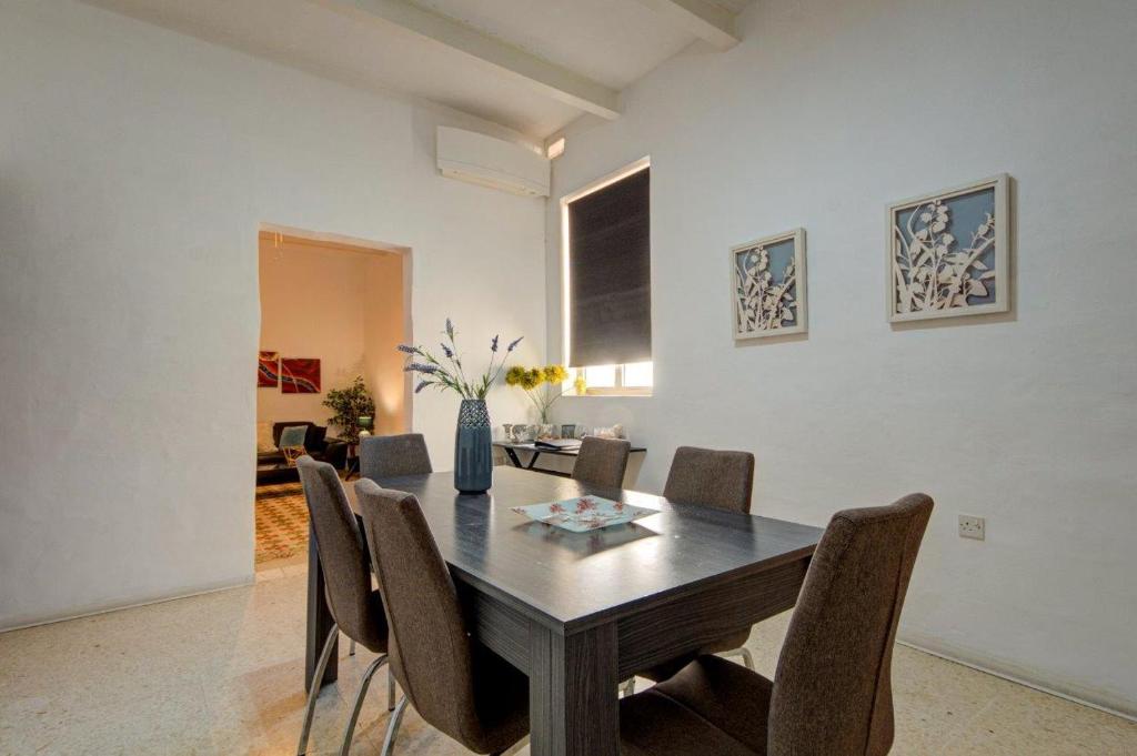 Central Valletta 2BR - 2 Bathrooms - Sleeps 6 8