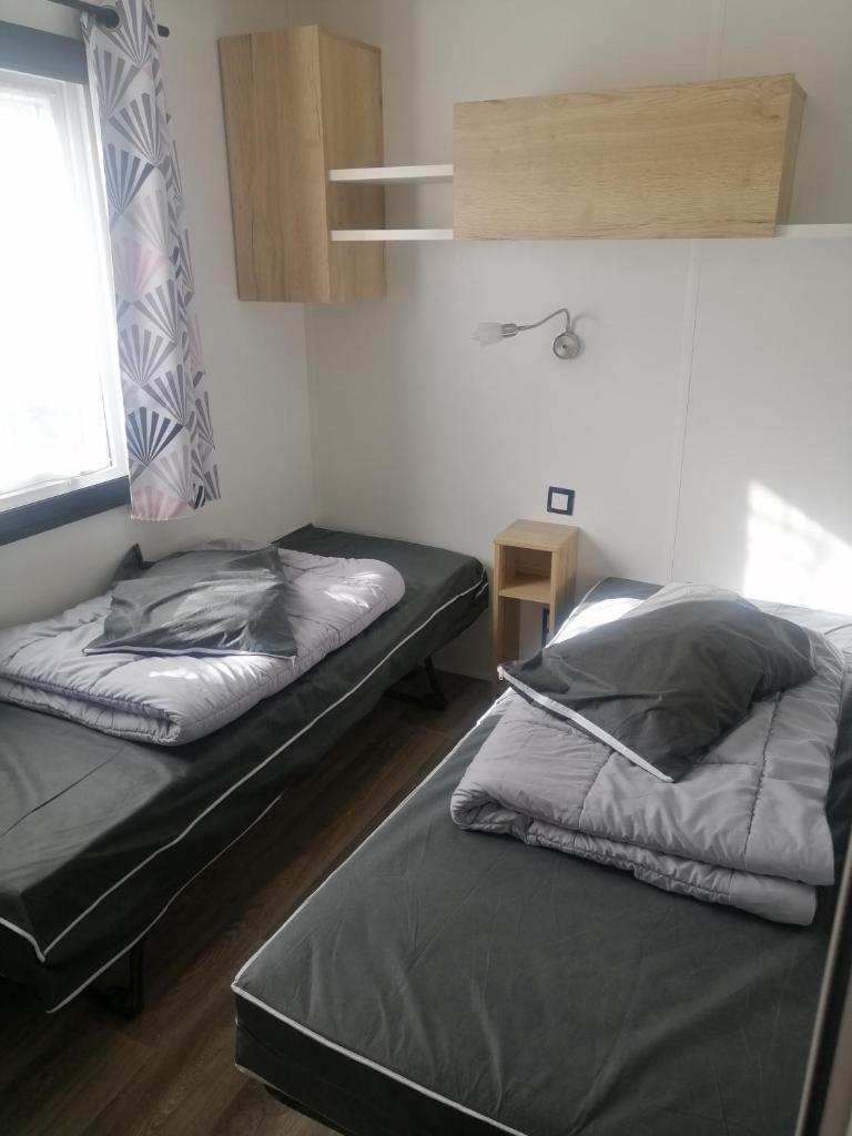 une chambre avec deux lits et une fenêtre dans l'établissement BVCO LOCATIONS PROCHE CHATEAUX ET BEAUVAL DANS LE LOIR et CHER, à Onzain 23 autres photos