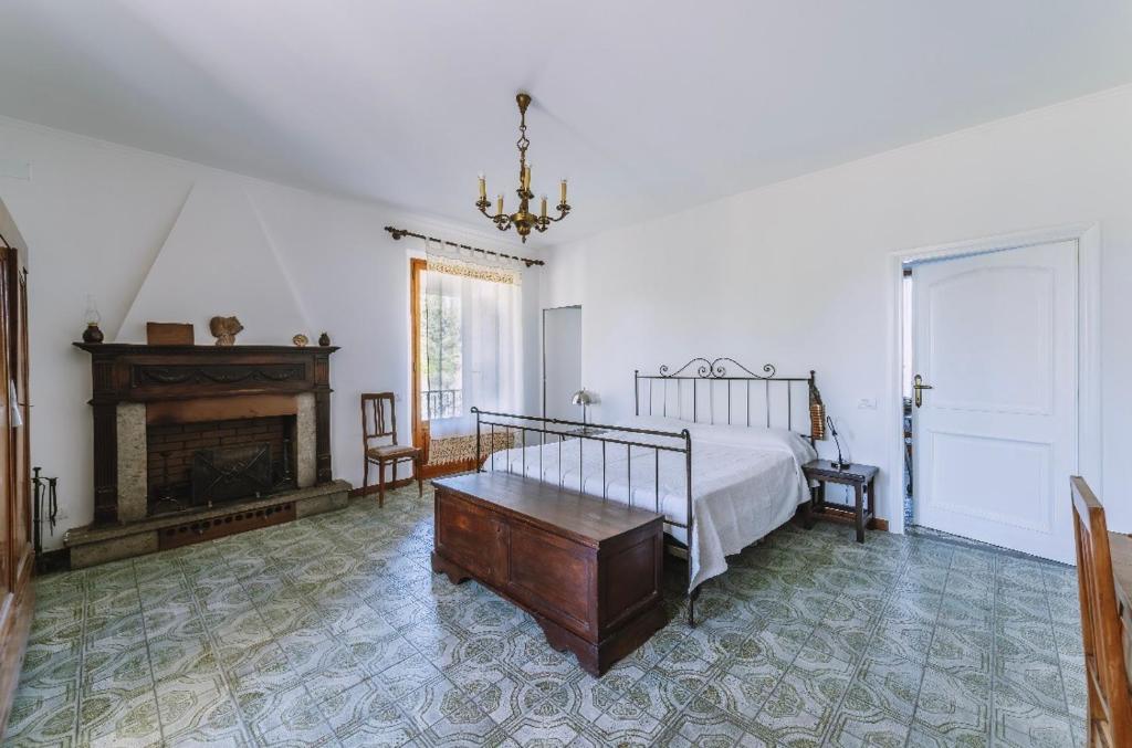 une chambre avec un lit et une cheminée dans l'établissement La Trifoglietta, à Cetona 37 autres photos