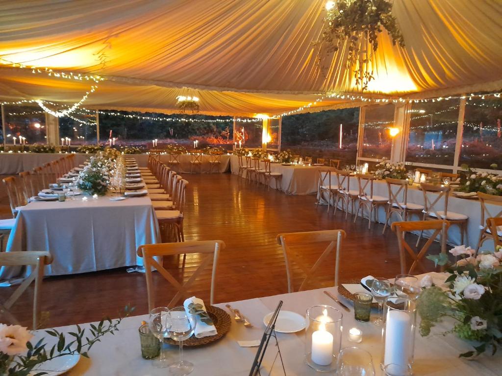 un chapiteau avec des tables, des chaises et des lumières blanches dans l'établissement Palazzo Belmonte, à Santa Maria di Castellabate 187 autres photos