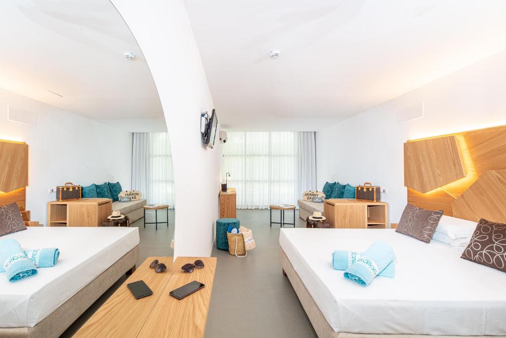 - 2 lits dans une chambre avec des tables et des chaises dans l'établissement Hotel Atlantic, à Lignano Sabbiadoro 55 autres photos