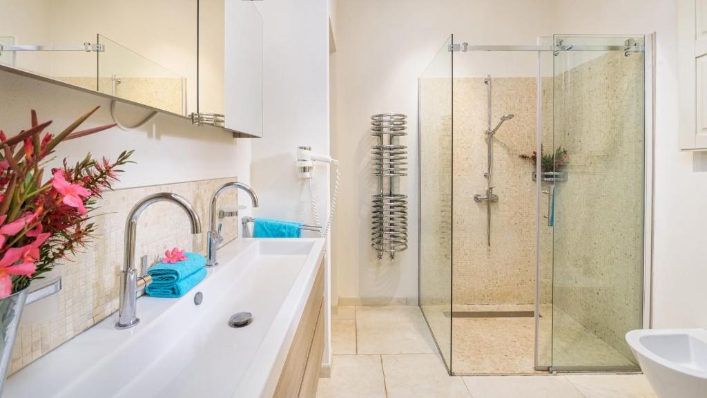 une salle de bain avec douche et lavabo dans l'établissement Villa La Dolce Vita 6, Emma Villas, à Oria