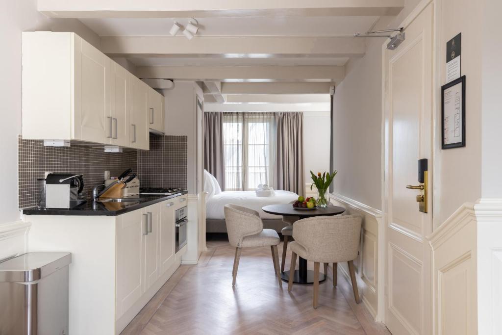 Amsterdam Canal Suites 8