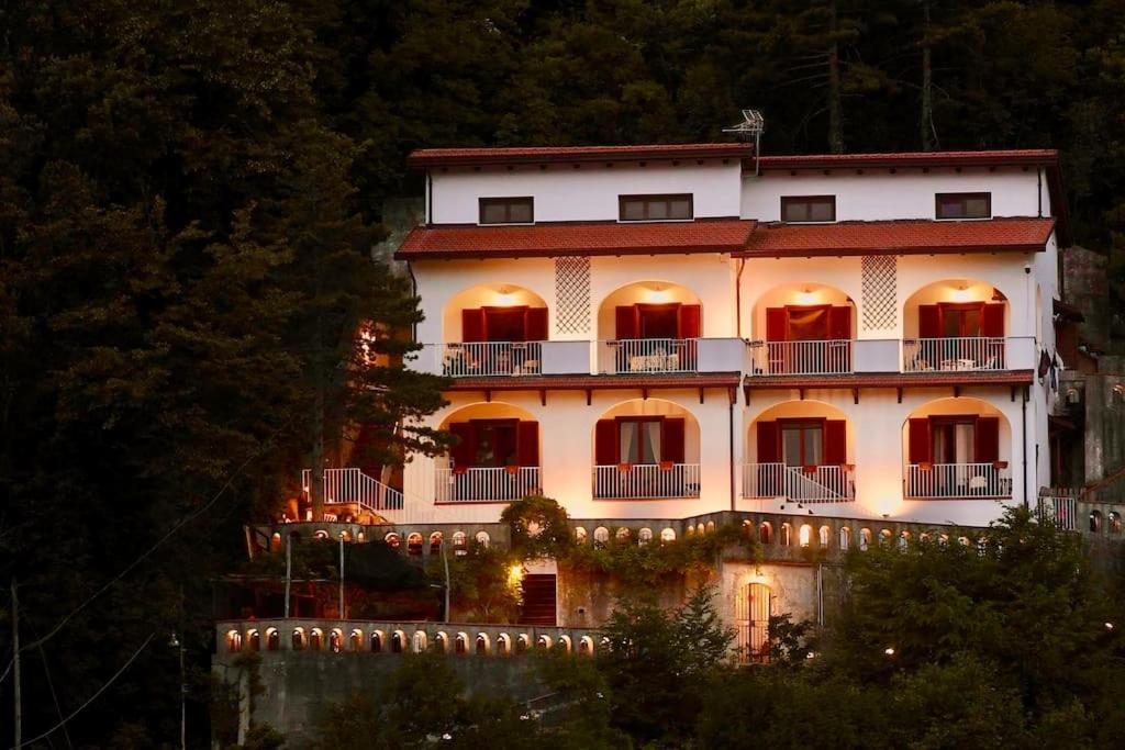 - un grand bâtiment blanc avec des lumières de Noël dans l'établissement Villa Nina Amalfi, à Amalfi