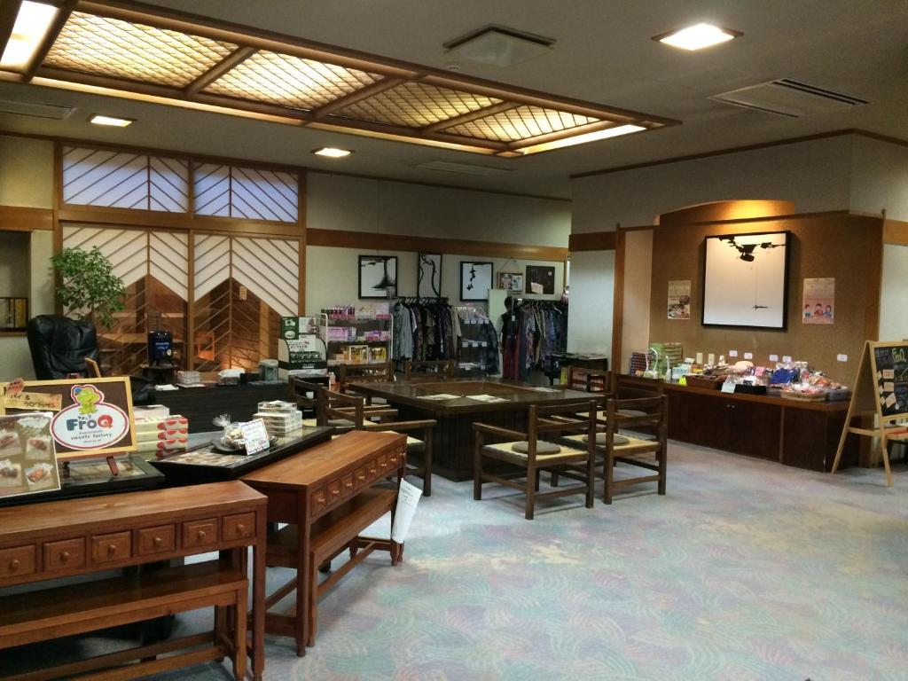 un magasin avec des tables et des chaises dans une pièce dans l'établissement Wakanoyu, à Chikuma
