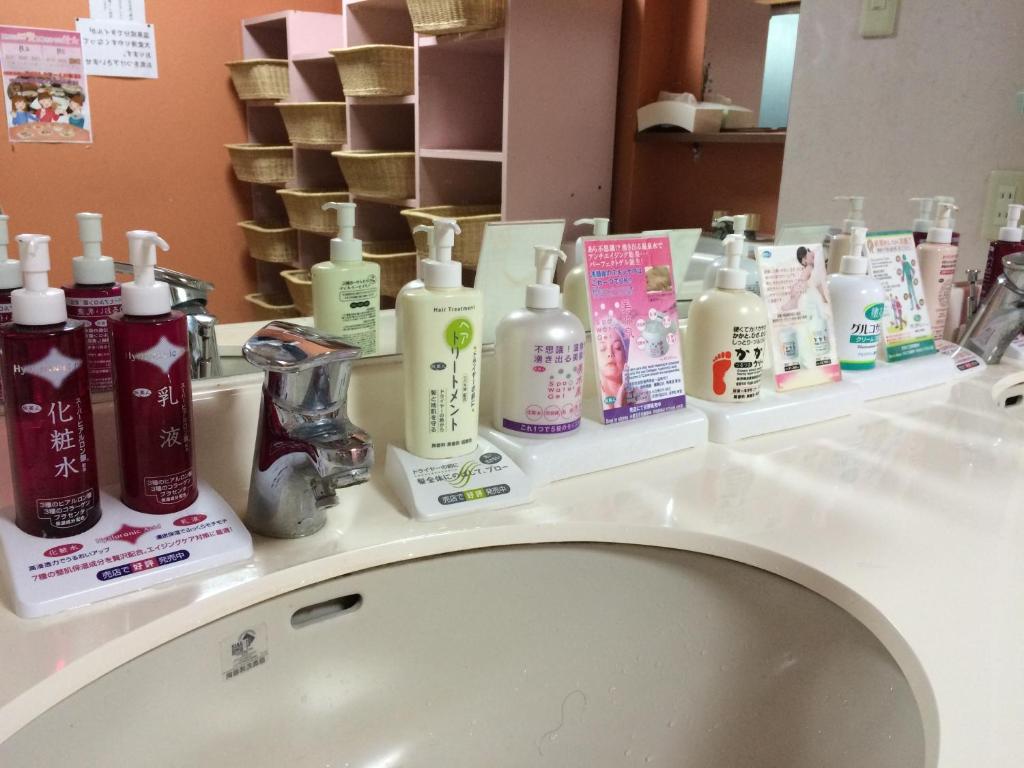 - un lavabo avec beaucoup de shampoing et d'après-shampoing dans l'établissement Wakanoyu, à Chikuma