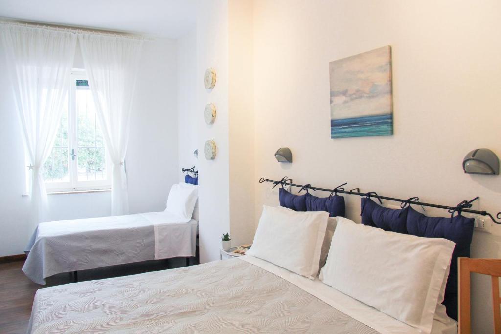 - une chambre avec 2 lits et une chaise dans l'établissement Hotel Premuda, à Spotorno 36 autres photos