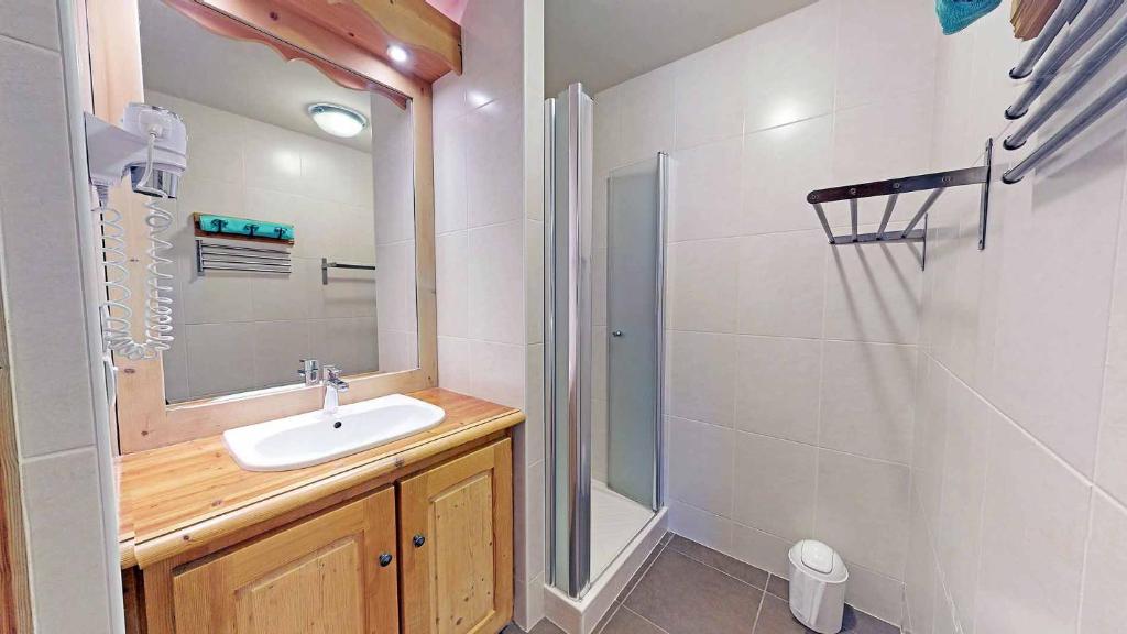 une salle de bain avec un lavabo et une douche dans l'établissement Le Sabot de Vénus, à Val Thorens 37 autres photos