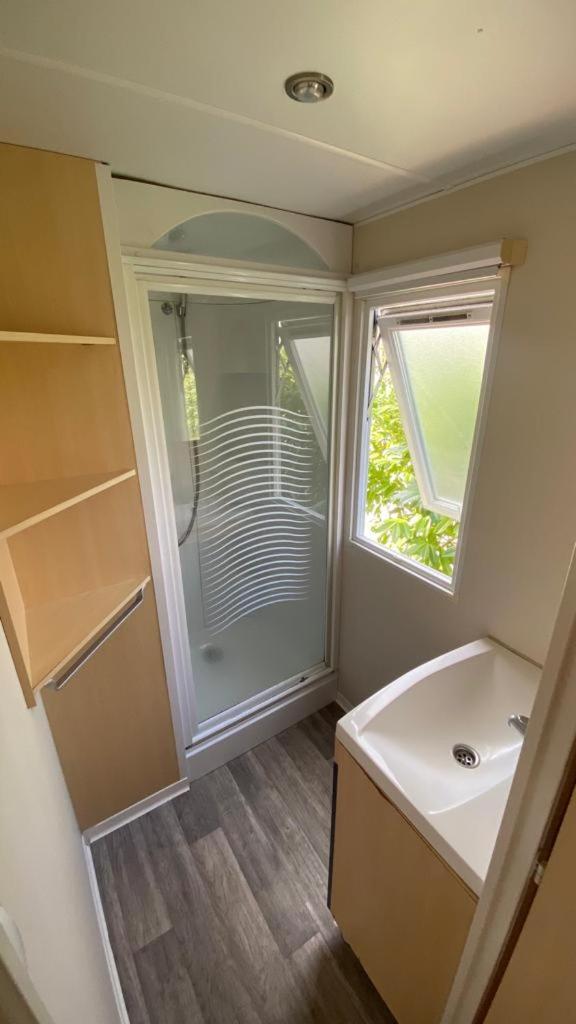 une petite salle de bain avec un lavabo et une douche dans l'établissement mobil-home au Parc des roches, à Saint-Chéron 11 autres photos