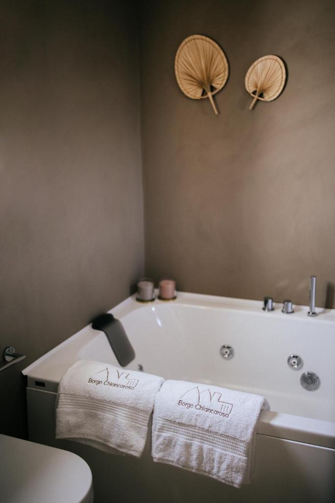 La salle de bains est pourvue d'une baignoire et de 2 serviettes. dans l'établissement Borgo Chiancarosa, à Putignano