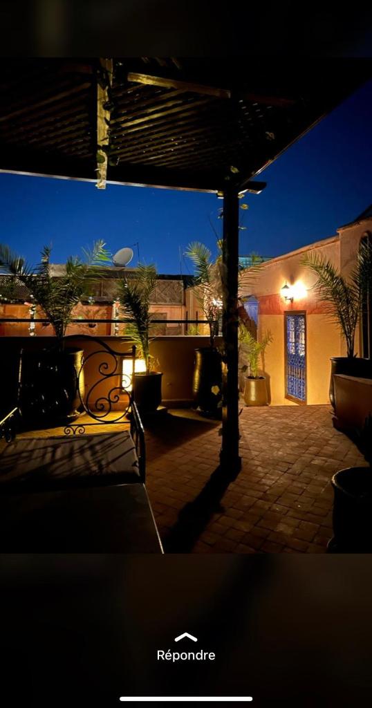 - une vue sur un patio la nuit avec un bâtiment dans l'établissement Riad Sassa Finda, à Marrakech