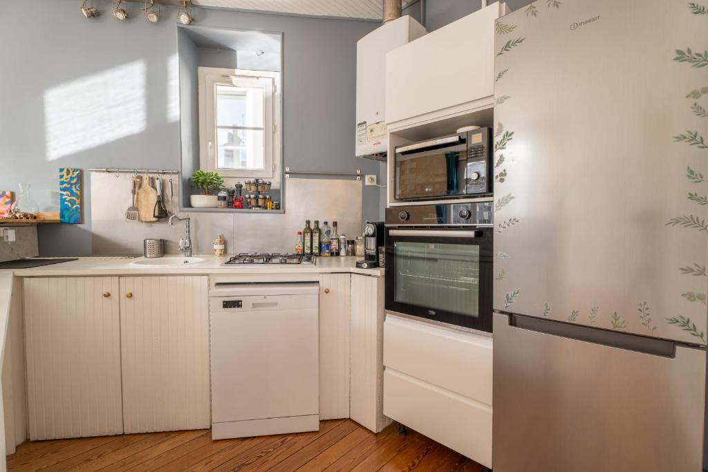 Large bright duplex in Bordeaux 8