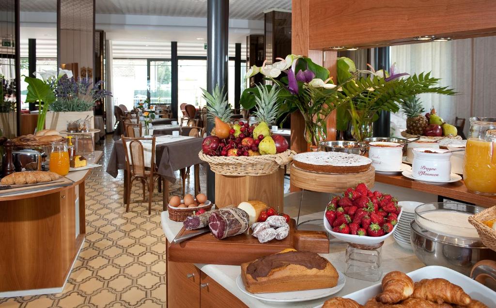 une ligne de buffet avec du pain et des fruits exposés dans l'établissement Hotel Gabriella, à Rimini
