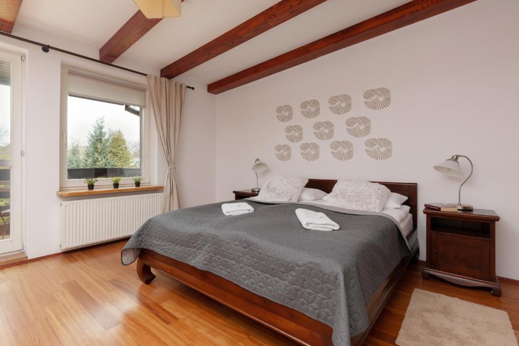 Quiet Bemowo House with Garden by Noclegi Renters 4