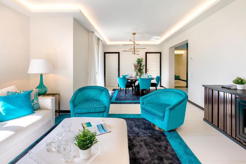 un salon avec un canapé, des chaises et une table dans l'établissement Genteel Home Prato, à Prato