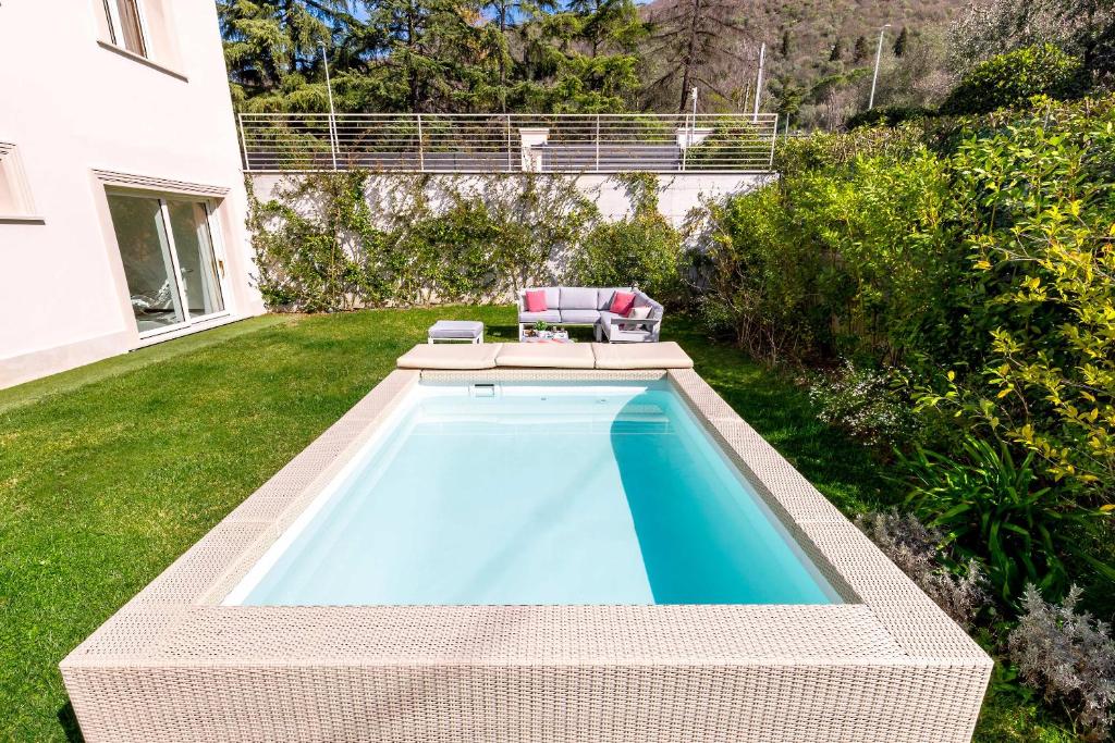 une piscine au milieu d'une cour dans l'établissement Genteel Home Prato, à Prato