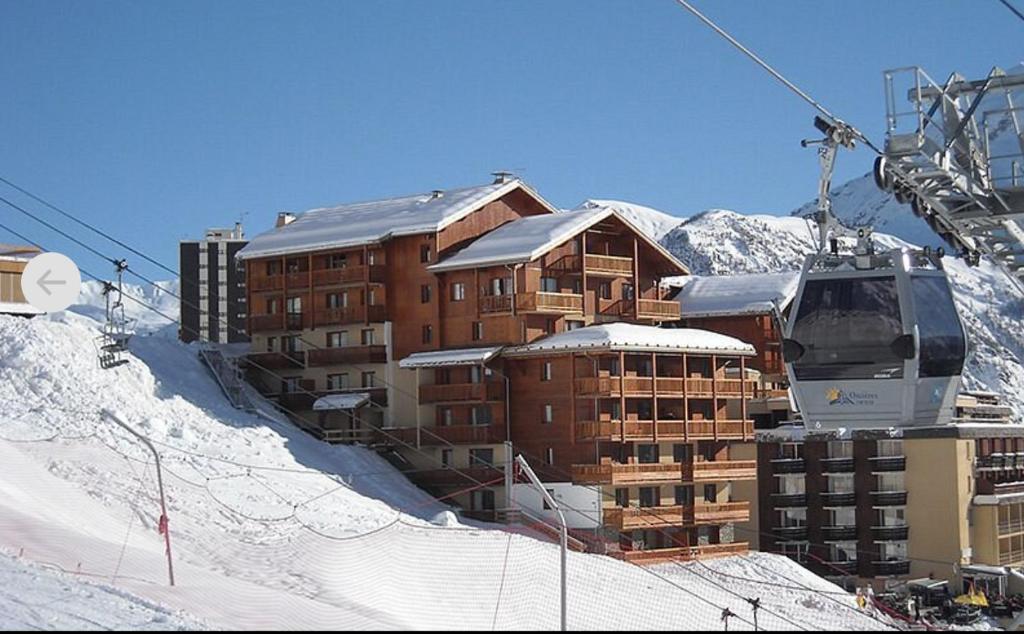 un lodge de ski sur une montagne enneigée avec une remontée mécanique dans l'établissement Appartement 6 couchages au pied des pistes à Orcières 2 chambres, balcon et parking couvert, à Orcières