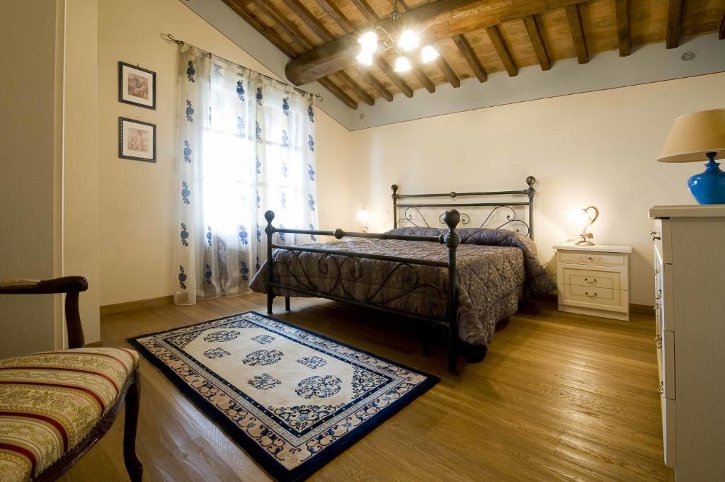 - une chambre avec un lit, une fenêtre et un tapis dans l'établissement Villa Rondinocco, à Civitella in Val di Chiana 32 autres photos