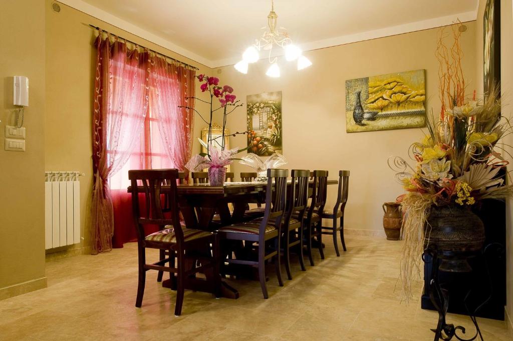 une salle à manger avec une table et des chaises dans l'établissement Villa Rondinocco, à Civitella in Val di Chiana