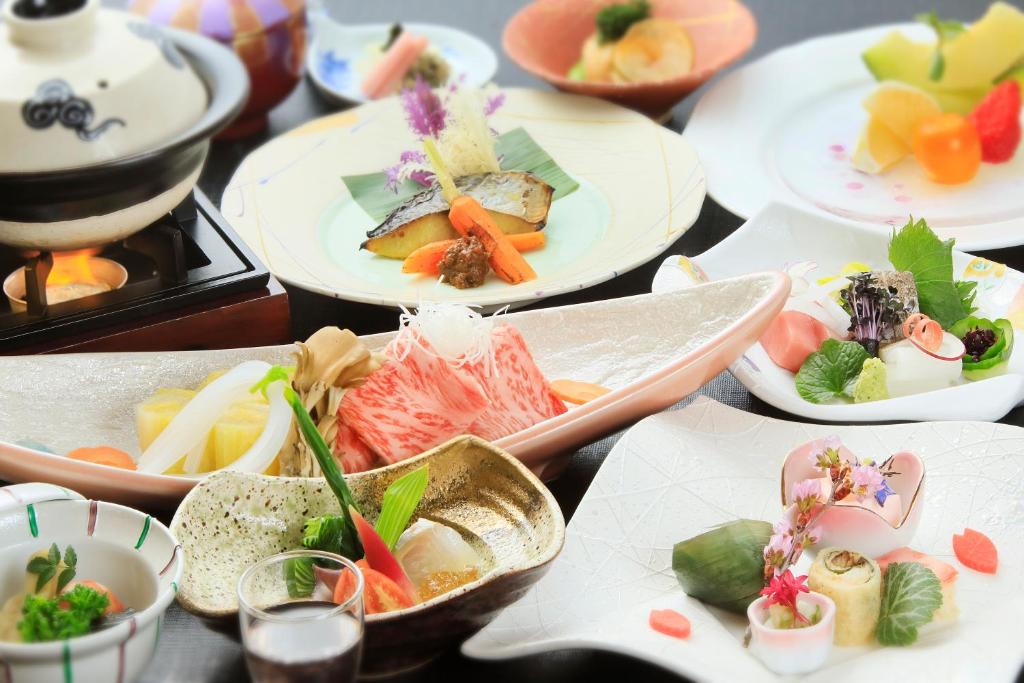 Une bande de plats sur une table dans l'établissement Hotel Keisui, à Omachi