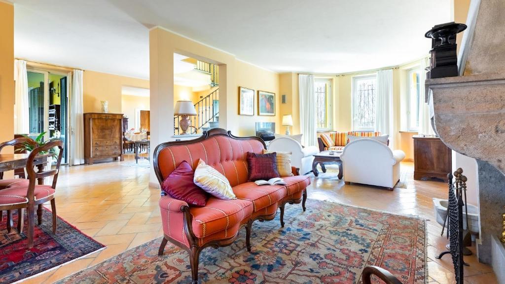 - un salon avec un canapé rouge dans l'établissement Uvaspina 8, Emma Villas, à Antignano