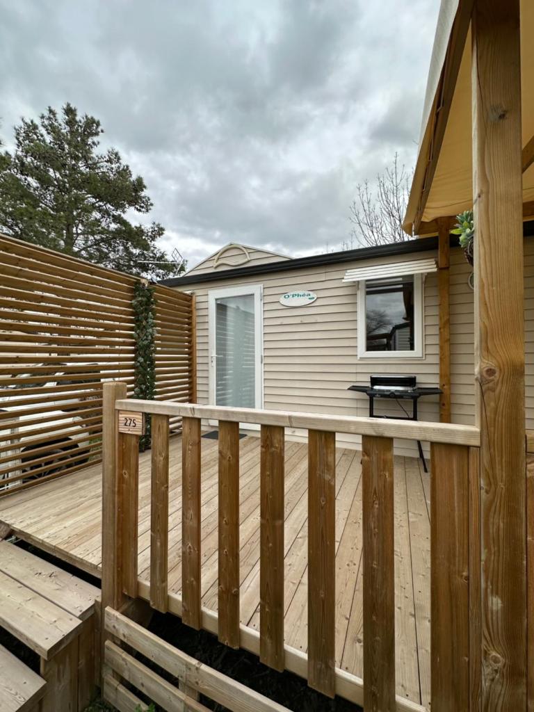 une terrasse en bois devant une maison dans l'établissement Au p’tit bonheur, à La Roque-dʼAnthéron