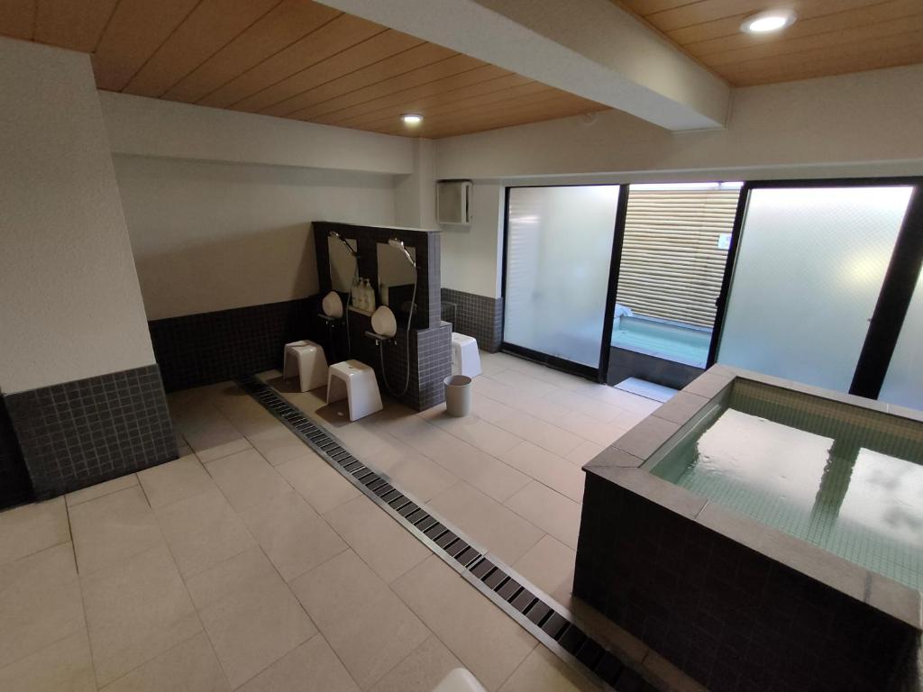 - une salle de bains avec une piscine dans un bâtiment dans l'établissement Hotel Edoya, à Tokyo