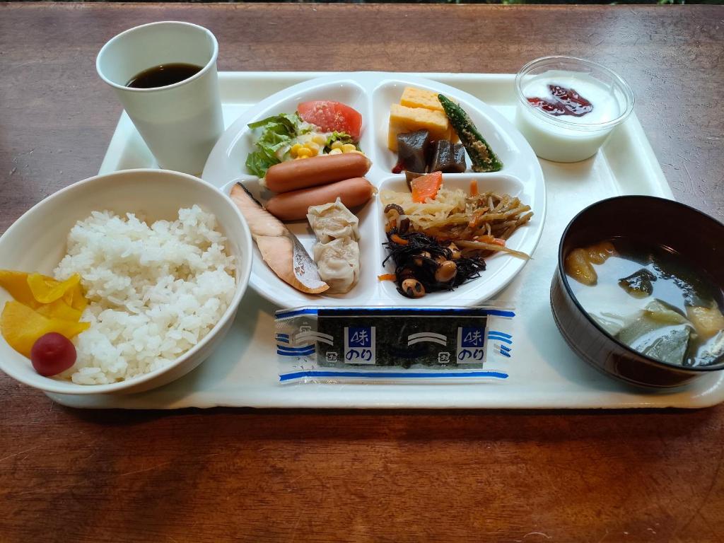 - un plateau de nourriture avec du riz et d'autres aliments dans l'établissement Hotel Edoya, à Tokyo