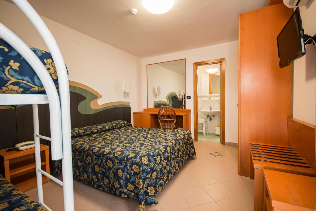 une chambre d'hôtel avec un lit et un miroir dans l'établissement HOTEL SOLE, à San Menaio 42 autres photos