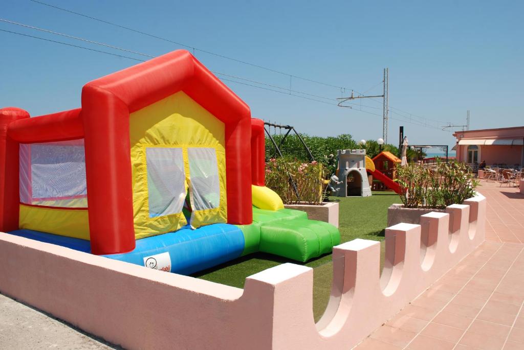 - une aire de jeux pour enfants avec une cabane dans un parc dans l'établissement HOTEL SOLE, à San Menaio