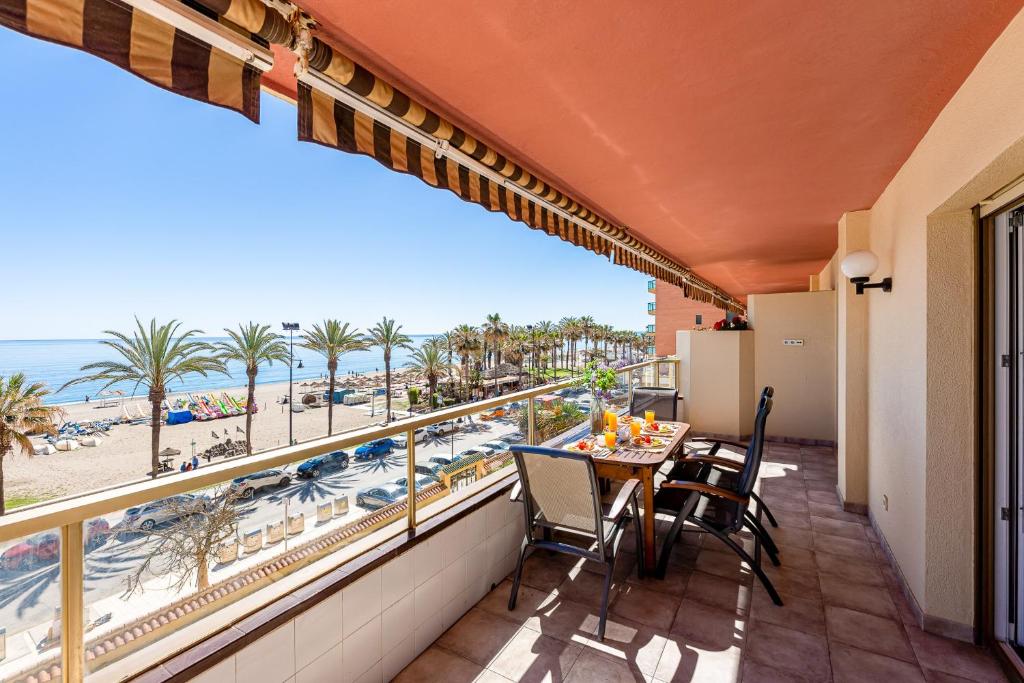 797 HOLIDAY RENTALS - Amplio piso con terraza en primera línea de playa 7