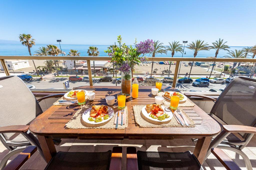 797 HOLIDAY RENTALS - Amplio piso con terraza en primera línea de playa 5