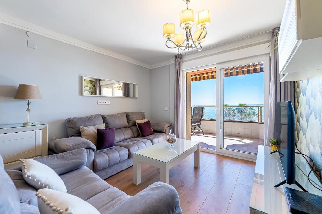 797 HOLIDAY RENTALS - Amplio piso con terraza en primera línea de playa 6