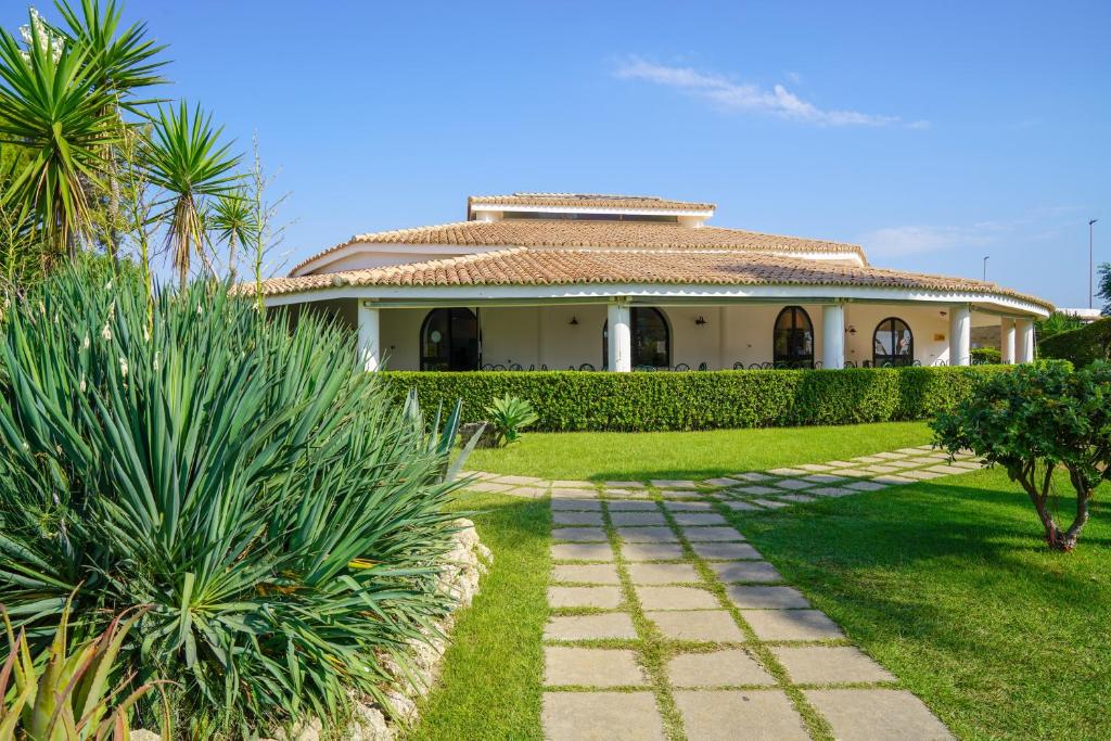 une maison avec un chemin devant elle dans l'établissement Villaggio Spiagge Rosse, à Capo Rizzuto