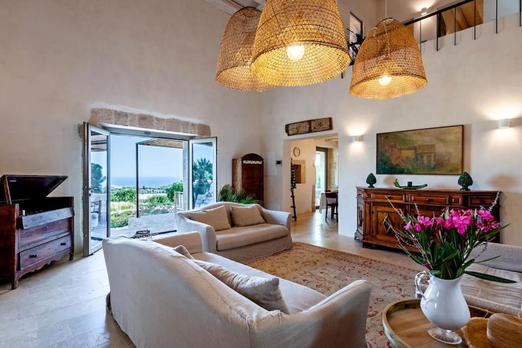 - un salon avec un canapé et un piano dans l'établissement Casale Donna Costanza, à Scicli