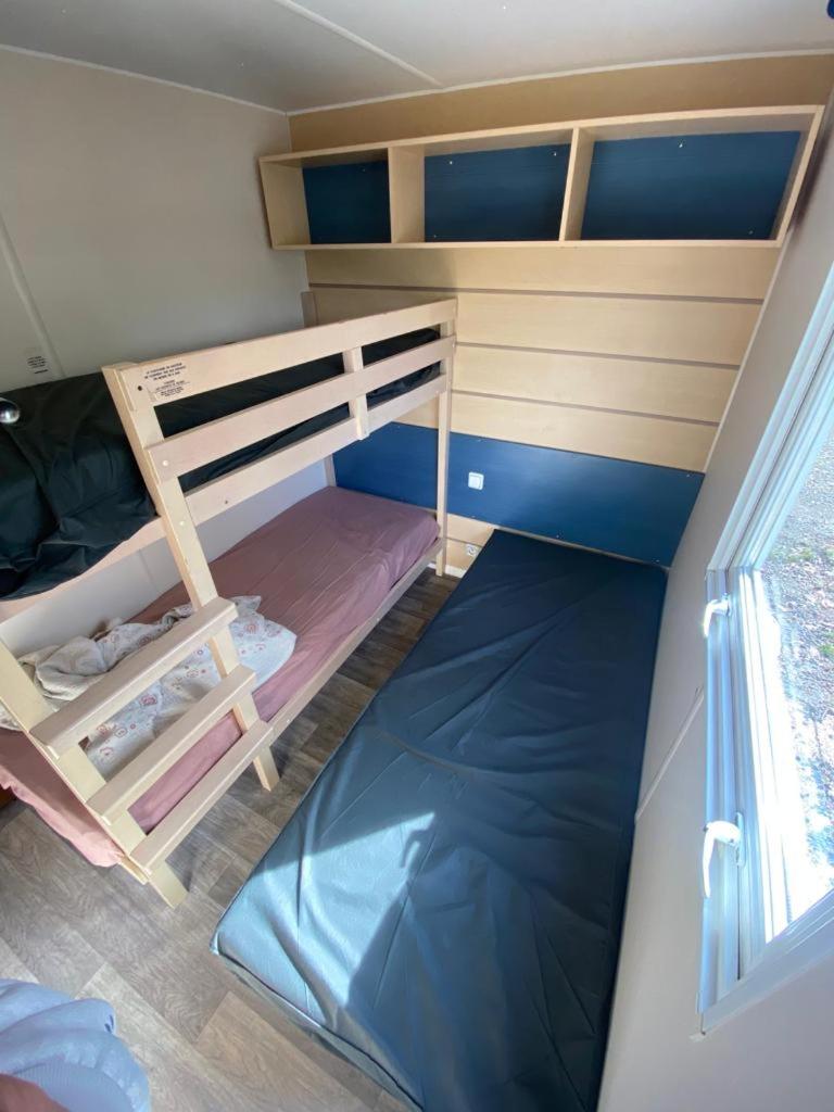 une petite pièce avec deux lits superposés dans l'établissement mobil-home au Parc des roches, à Saint-Chéron