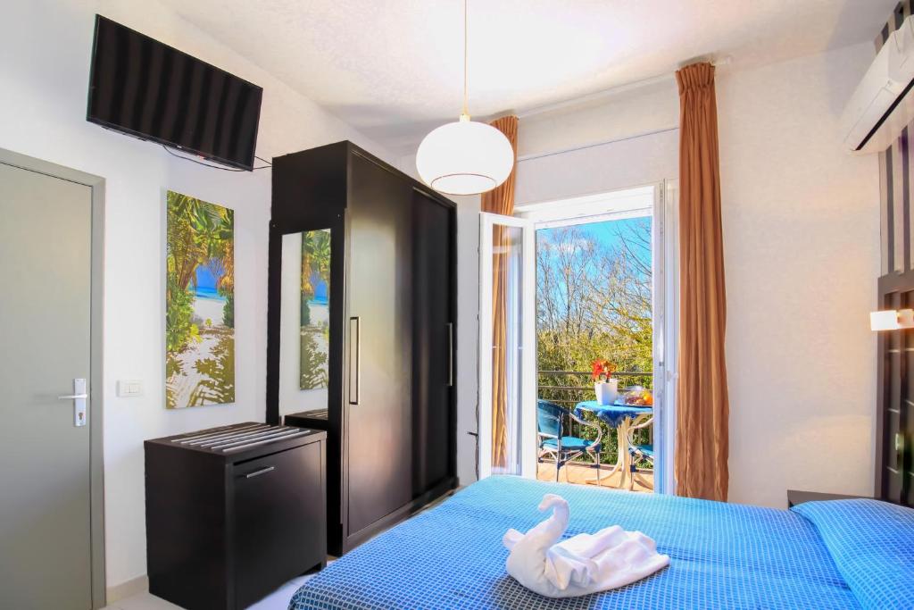 une chambre avec un lit avec un cygne dessus dans l'établissement RESIDENZA ANNESSA Hotel Duca di Kent, à Cesenatico