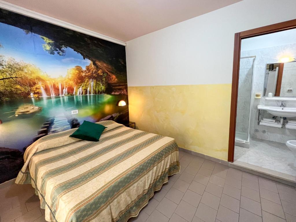 une chambre avec un grand tableau sur le mur dans l'établissement lidodubaihotel, à Marina di Ginosa