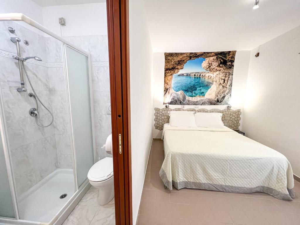 La salle de bains est pourvue d'un lit, d'une douche et de toilettes. dans l'établissement lidodubaihotel, à Marina di Ginosa 44 autres photos