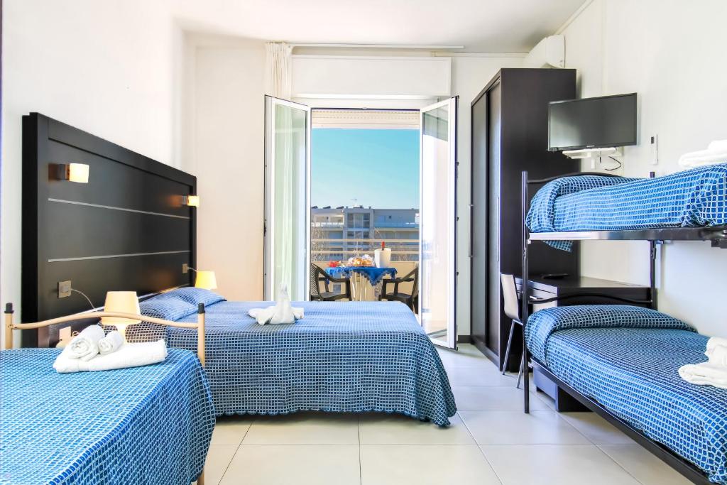 une chambre avec deux lits et un balcon dans l'établissement Hotel Duca di Kent, à Cesenatico 17 autres photos