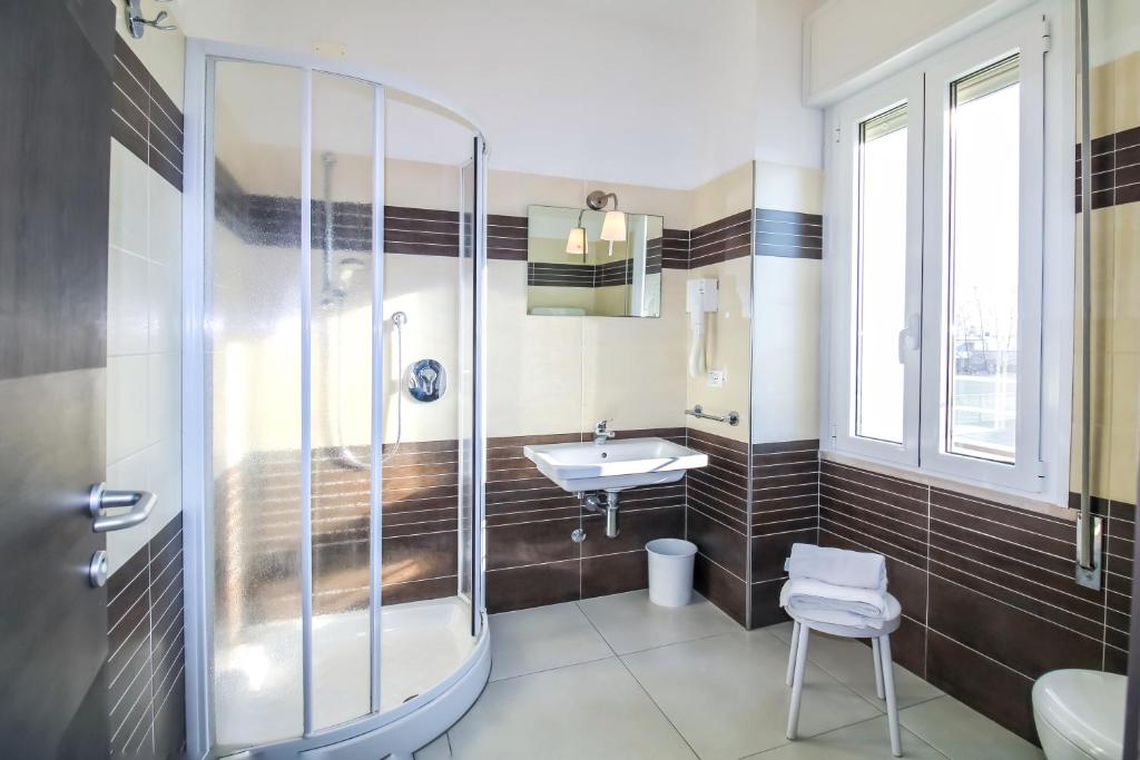 une salle de bain avec une douche, un lavabo et une baignoire dans l'établissement Hotel Duca di Kent, à Cesenatico
