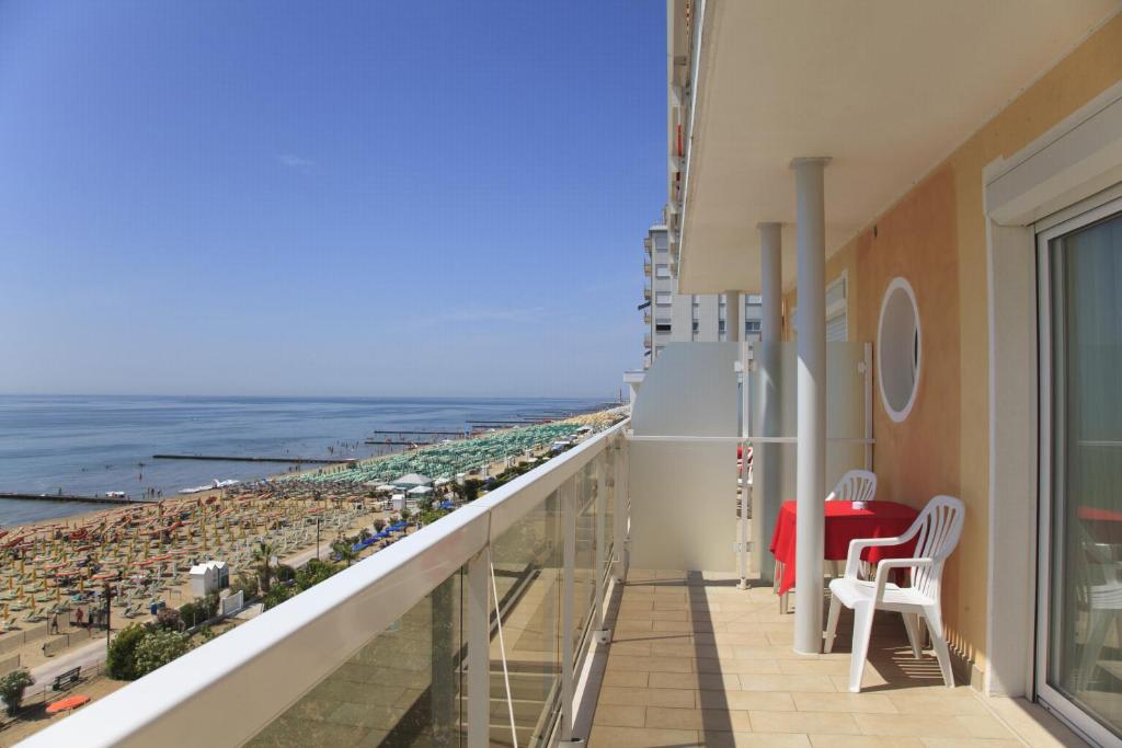 un balcon avec vue sur l'océan dans l'établissement Hotel Panama, à Lido di Jesolo