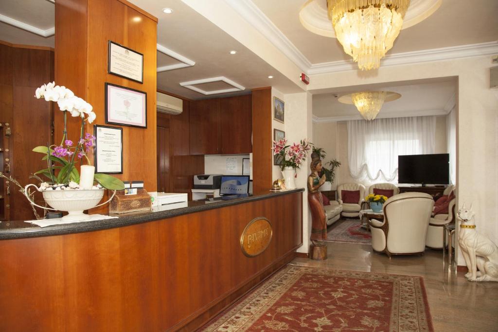 un hall d'entrée avec un bureau de réception dans une chambre d'hôtel dans l'établissement Hotel Panama, à Lido di Jesolo