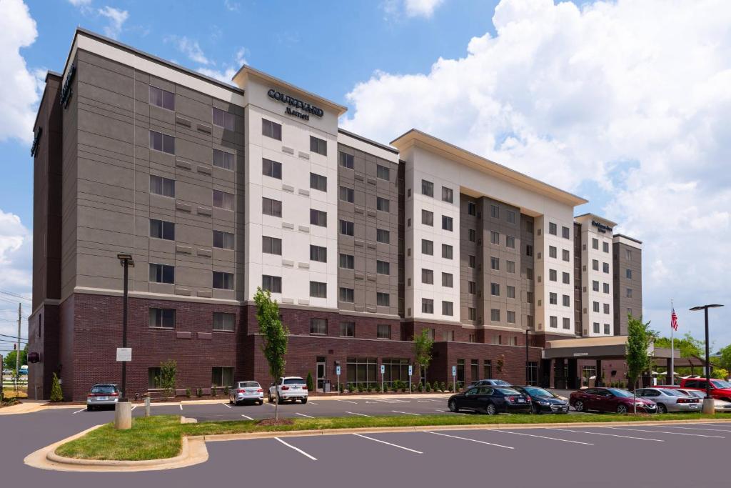 Courtyard by Marriott Charlotte Northlake Image