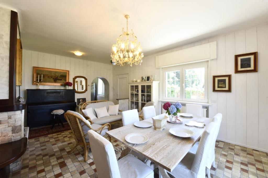 une salle à manger avec une table et des chaises dans l'établissement ANGEL'S VILLA - Panoramic LAKE VIEW, à Lecco