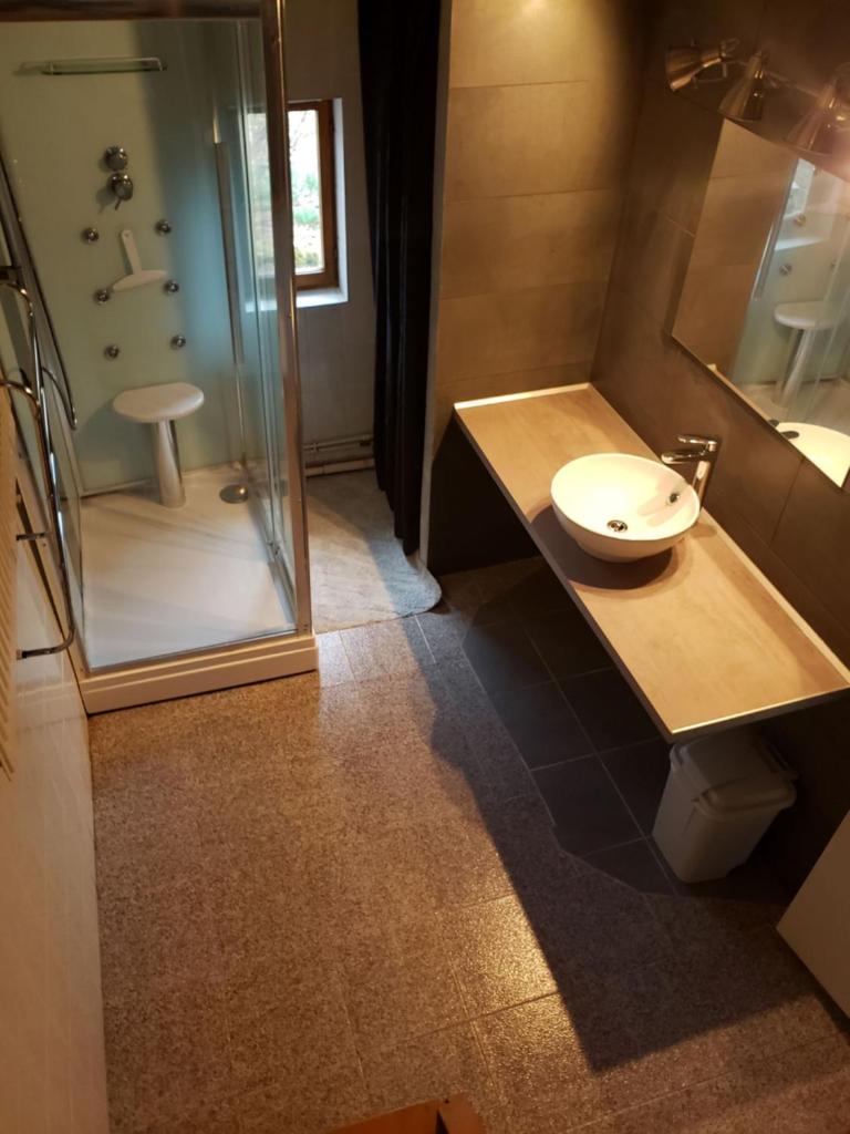une salle de bain avec un lavabo, une douche et des toilettes dans l'établissement Gîte dans camping 4 étoiles, à Tourtoirac