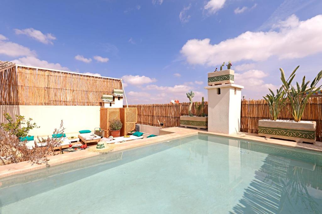 une piscine sur le toit d'une maison dans l'établissement Riad Amya & Spa, à Marrakech