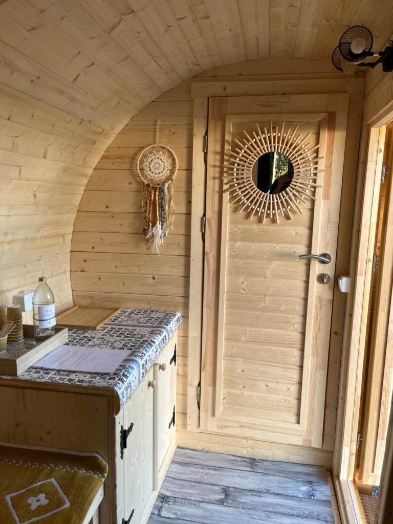 - une petite cuisine avec une porte dans une chambre dans l'établissement Logement insolite, à Commequiers